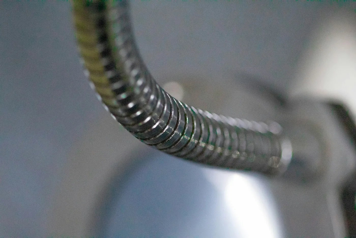 A flexible braided hose and its fitting