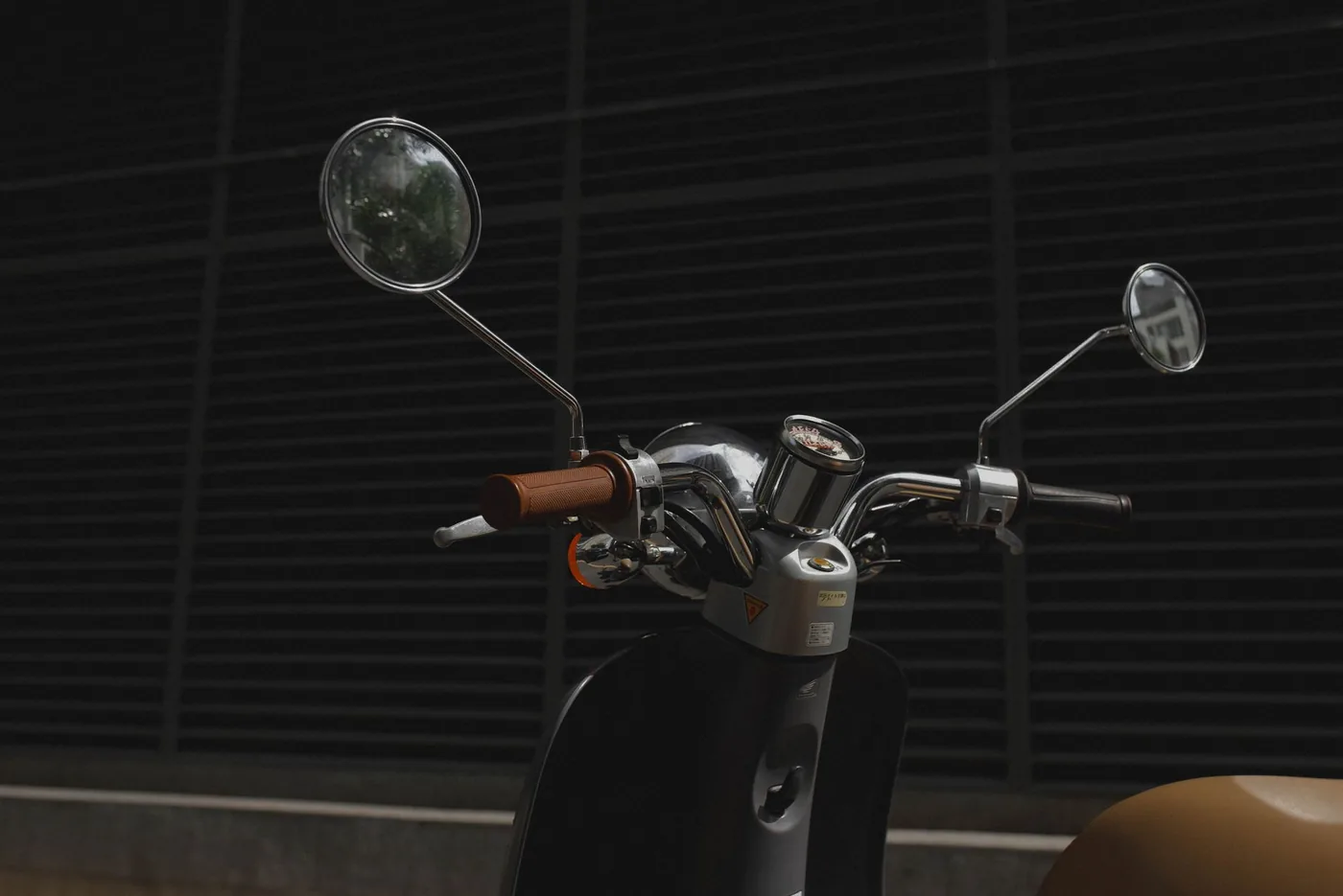 Round mirrors on a scooter